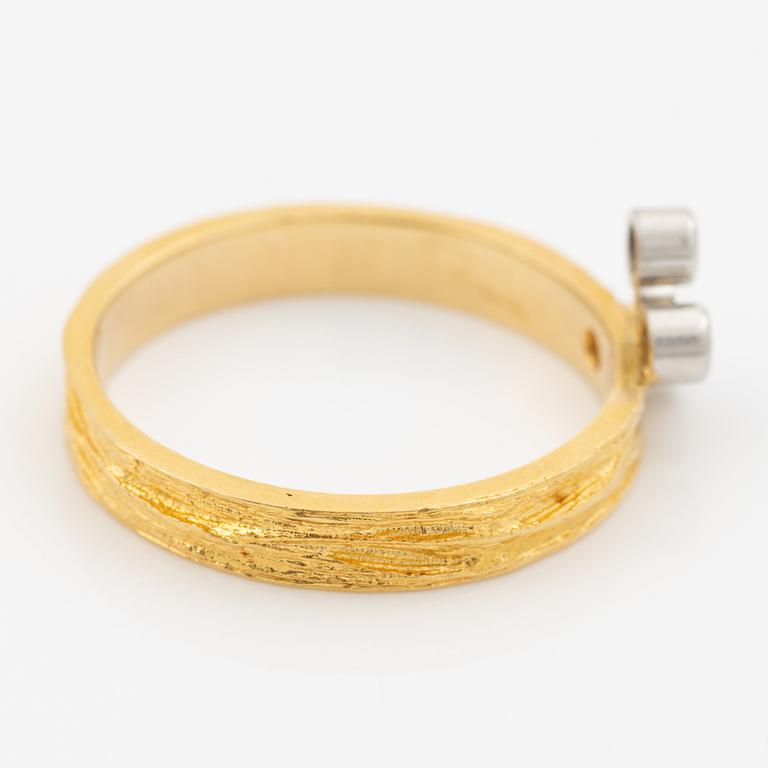 Björn Weckström, Ring, 18K guld med runda briljantslipade diamanter, Finland 1975. För Lapponia.