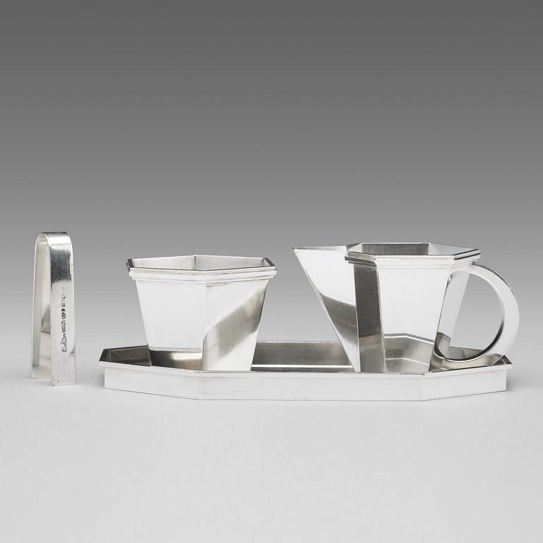Wiwen Nilsson, sockerskål, gräddkanna och tång på bricka, Lund 1964-69, sterling.