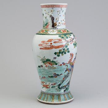 PRAKTVAS, porslin. Kina, Qingdynastin, Guangxu (1874-1908).