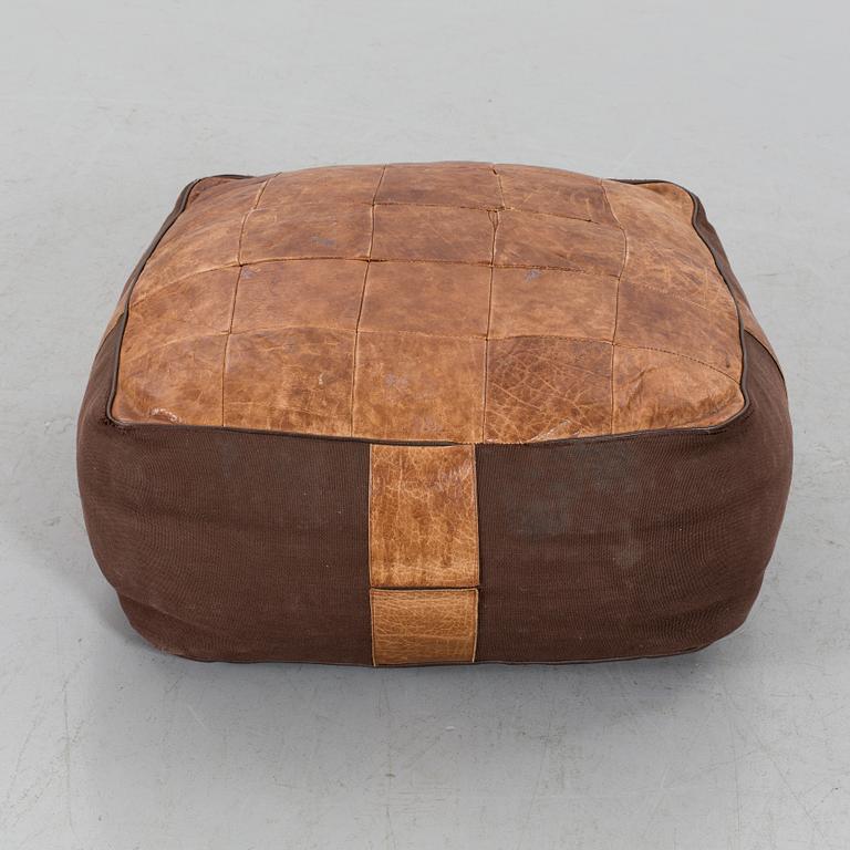 FOTPALL/SITTPUFF, läder.