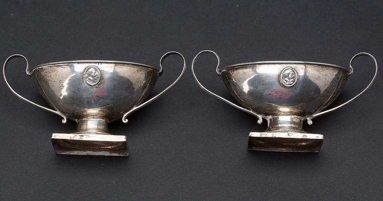 SALTKAR, ett par, silver, Empire, 1800-talets början. Vikt ca 66 gram.