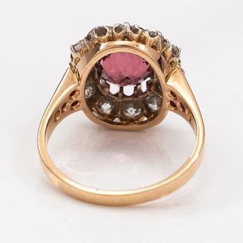 Ring, 18K guld, turmalin ca 3.50 ct och diamanter ca 1.50 ct tot.