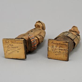FIGURER, 2 st, trä, Carl Johan Trygg, sign och dat 1925.