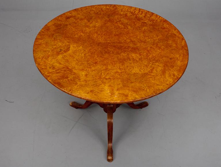 KÄÄNTÖPÖYTÄ, lepänjuuriviilutettu, 1800-luku.