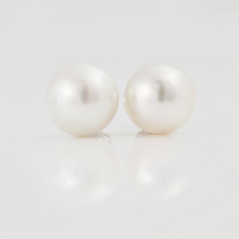 ÖRHÄNGEN, ett par, med odlade South Sea pärlor.