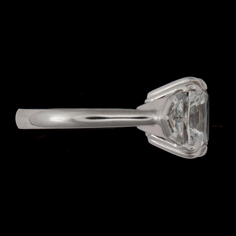 A diamond ring. Cushion cut 5.50 cts, quality G/VVS2 according to certificate. Side stones total carat weight 1.13 cts.
