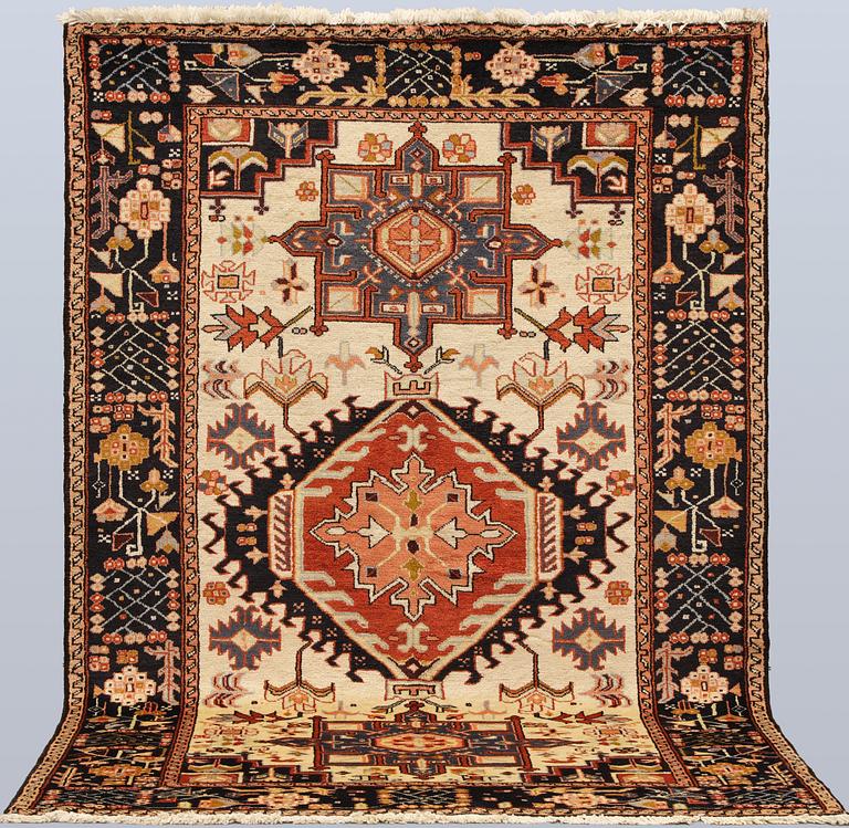 A Heris carpet, approx. 211 x 140 cm.
