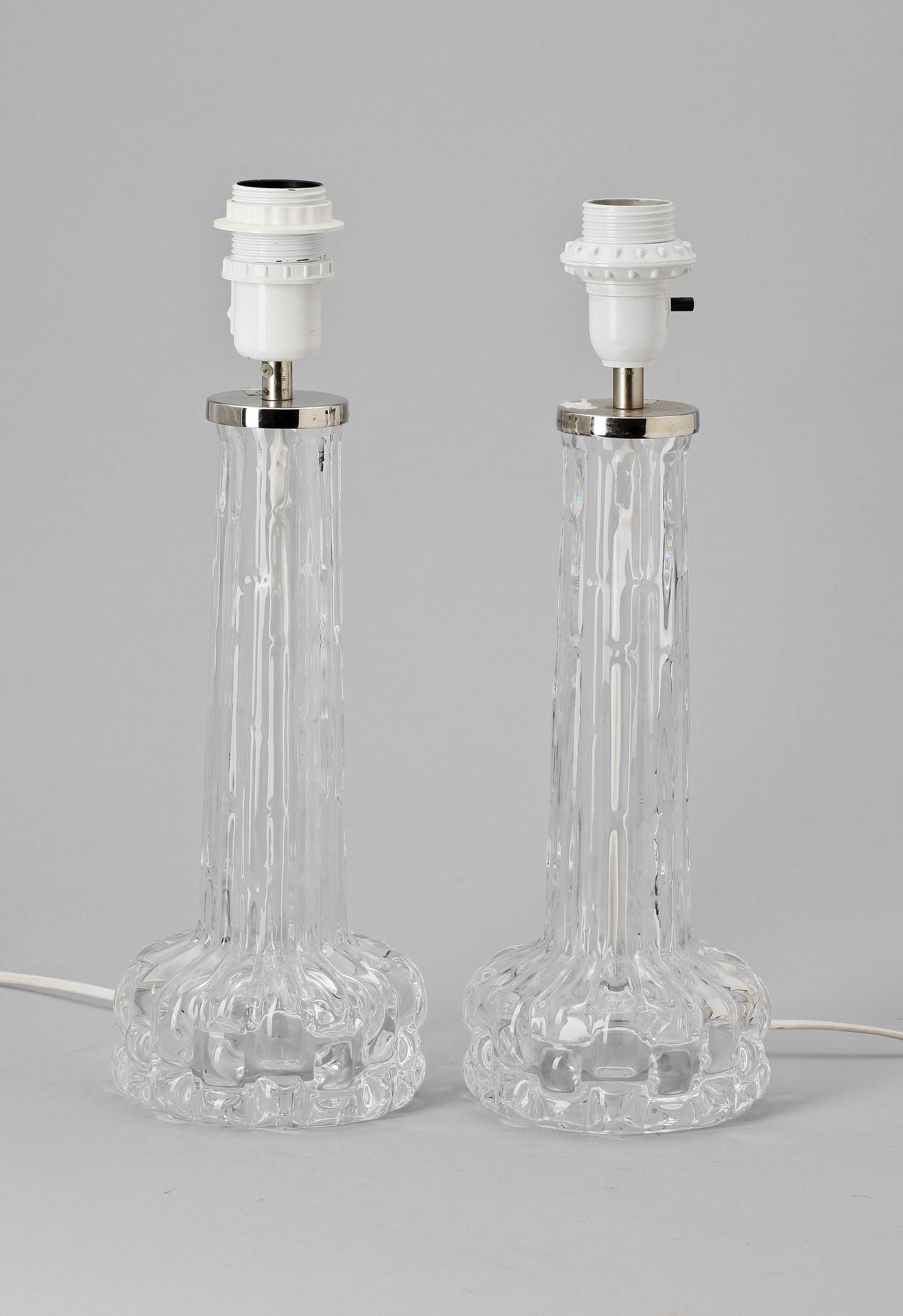 BORDSLAMPOR, ett par. Glas, Carl Fagerlund, Orrefors, 1900-talest andra hälft.