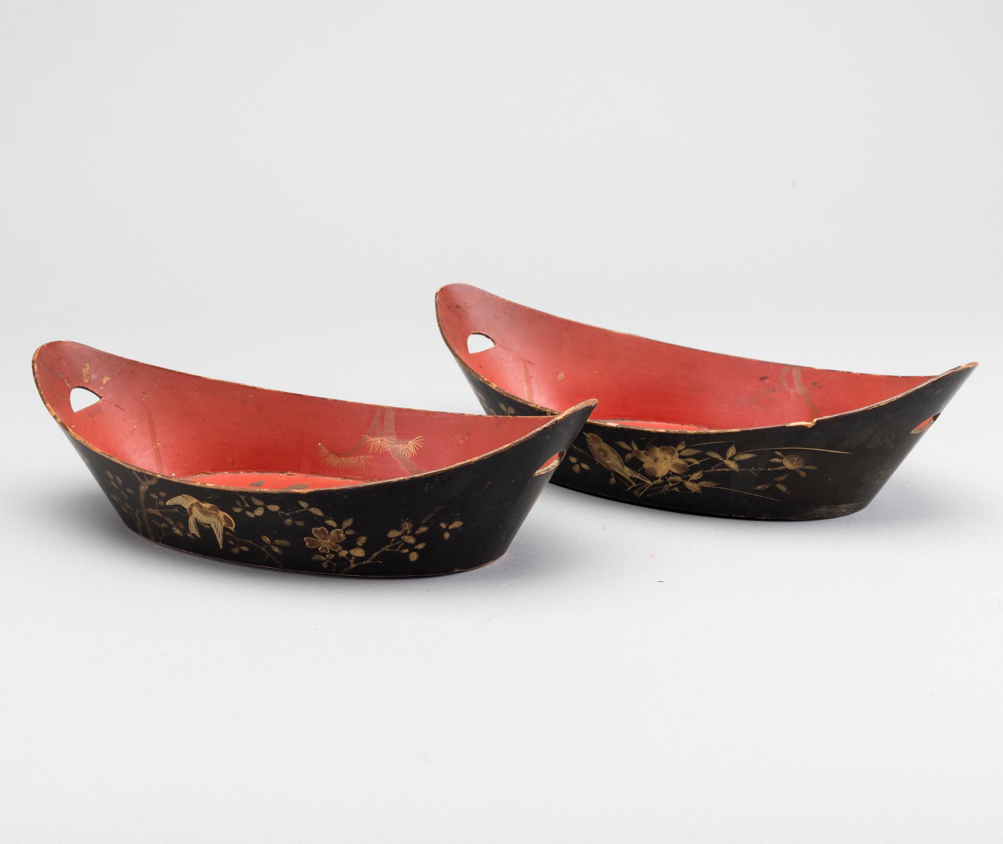 A pair of Japanese lacquered papier maché bowls around 1900.