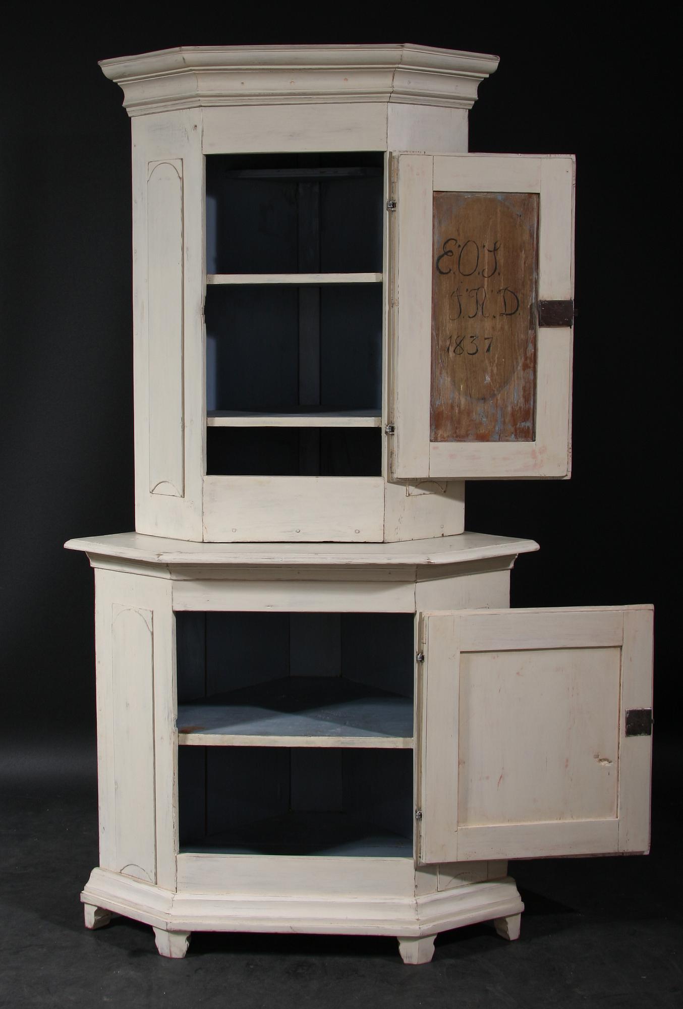 HÖRNSKÅP, 1700/1800-tal.