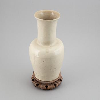 A Chinese ceramic vase, 20th century.