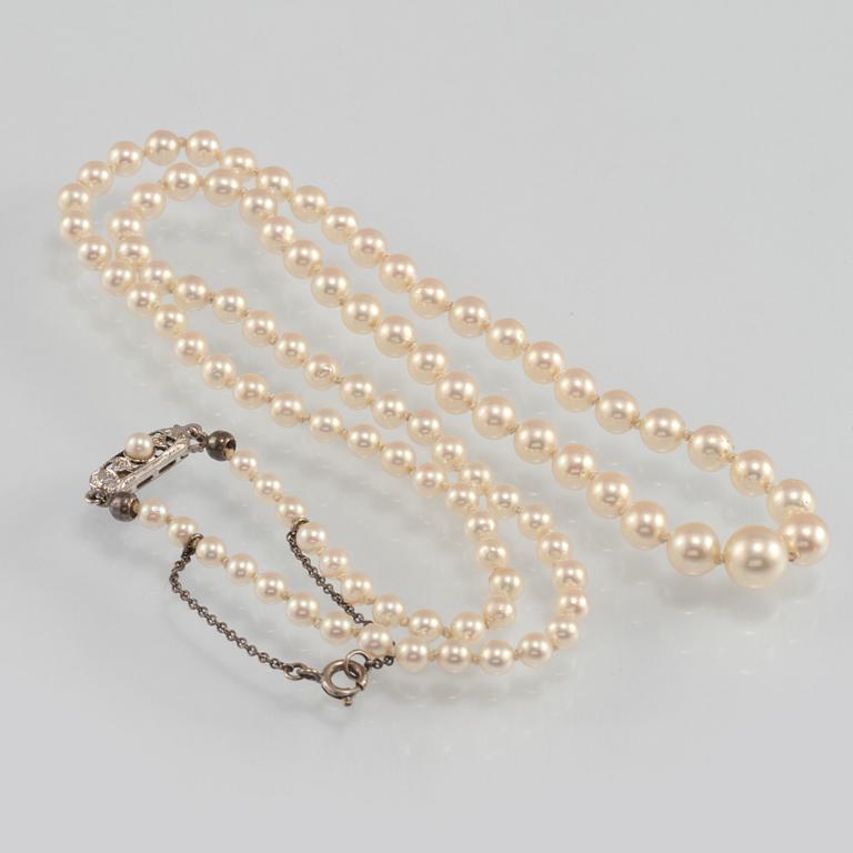COLLIER, odlade pärlor med lås i 18K vitguld.