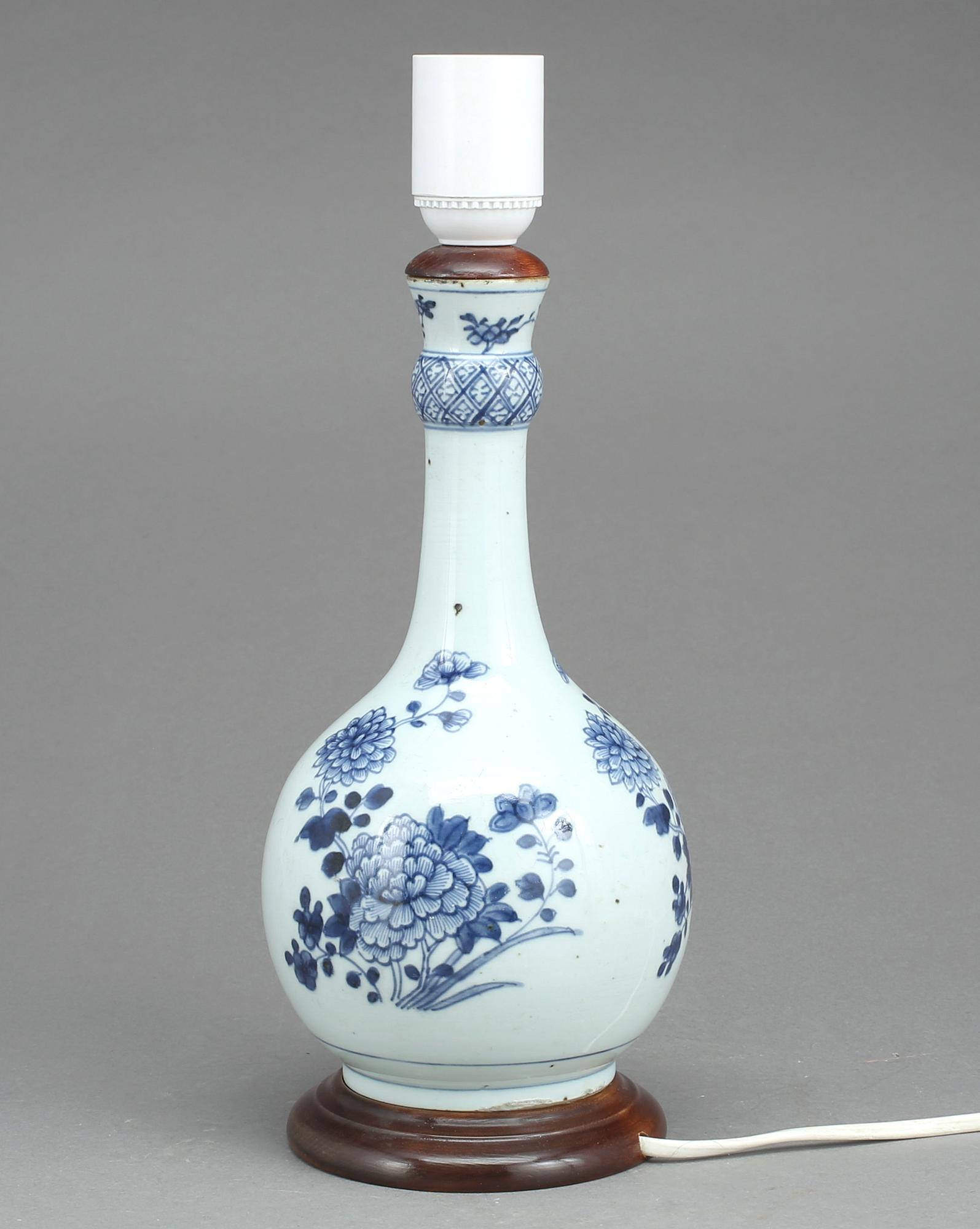 BORDSLAMPA, porslin, Kina, Qingdynastin, Qianlong (1735-1796).