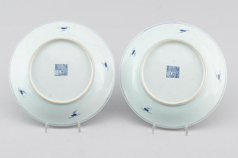 TALLRIKAR, 1 par, porslin, Kina, 1700-/1800-tal.