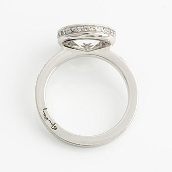 Efva Attling, ring med bergkristall och briljantslipade diamanter.