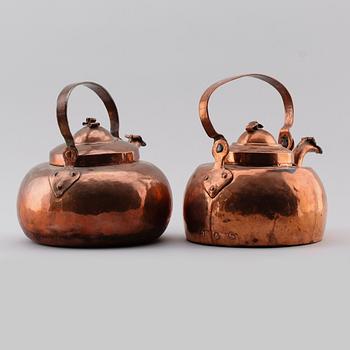 KAFFEKANNOR, 2 st, koppar, 1800-tal.