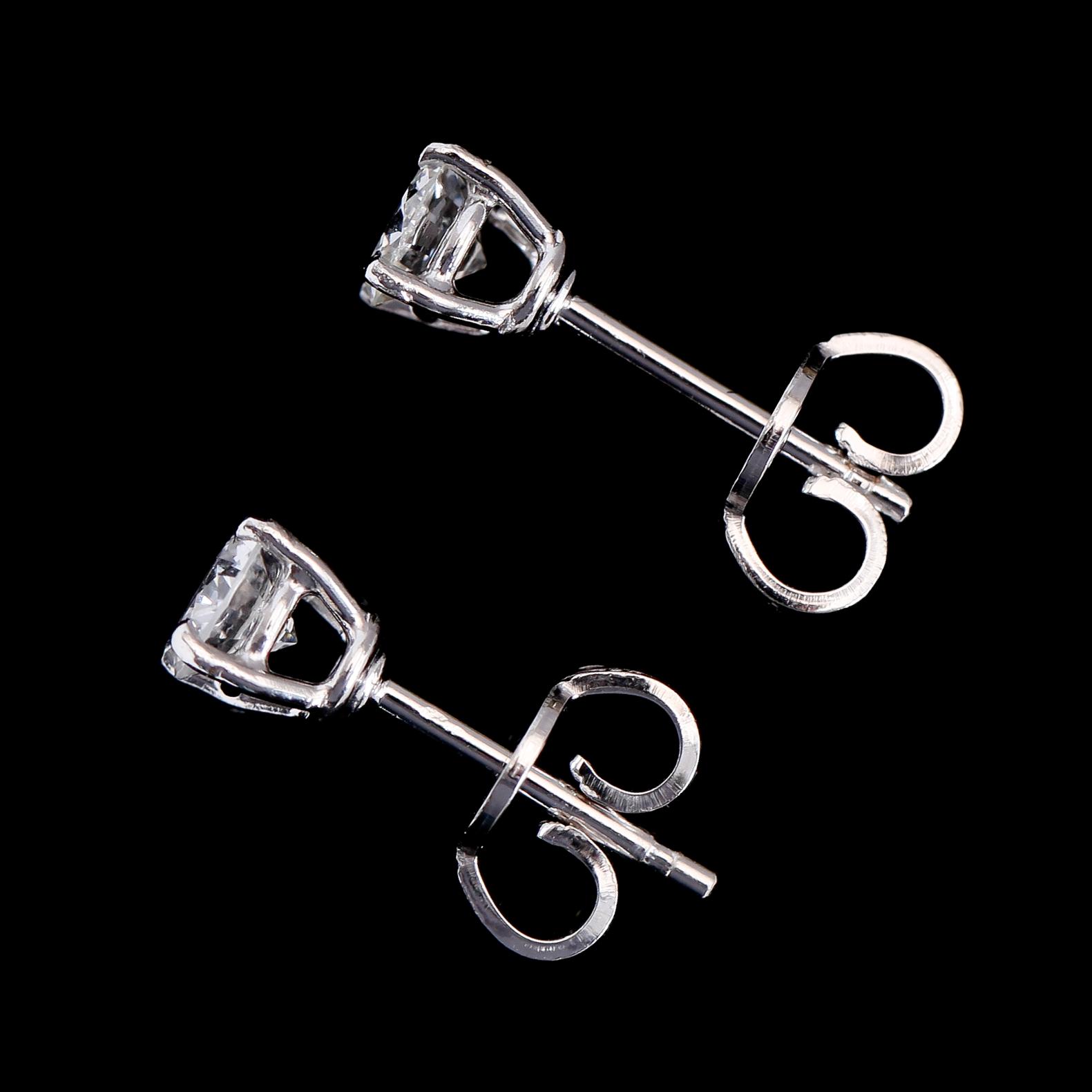 ÖRHÄNGEN, 1 par, 18K vitguld, solitära briljantslipade diamanter tot ca 0.62 ct.