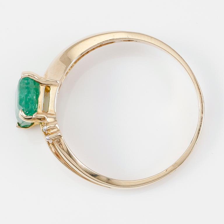 RING, 14K guld, diamanter tot ca 0.10 ct. och smaragd 1.00 ct.