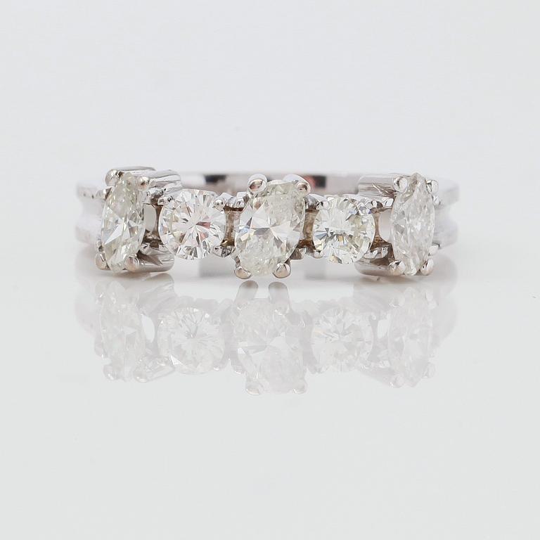RING, 18K vitguld och olikslipade diamanter tot ca 1.10 ct.