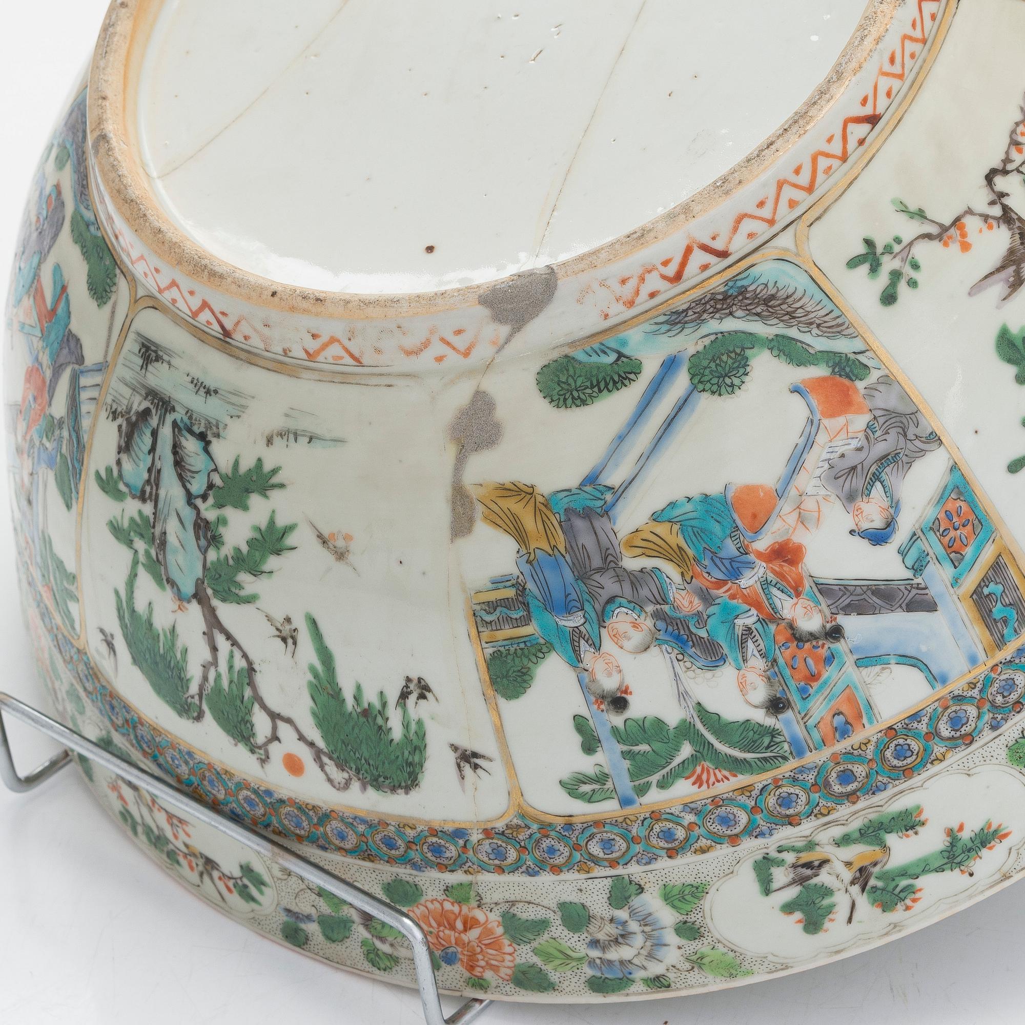 A large Chinese bowl, 19th century.
