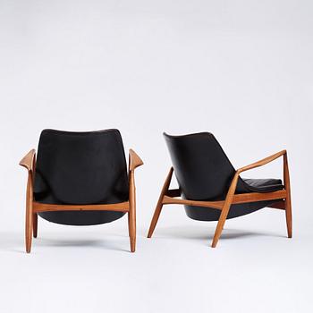 Ib Kofod-Larsen, a pair of black leather 'Sälen' easy chairs, Olof Perssons Fåtöljindustri (OPE), Sweden 1950s-60s.