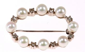 BROSCH, 18 k vitguld med odlade pärlor och åttkantslipade diamanter. 1900-tal.