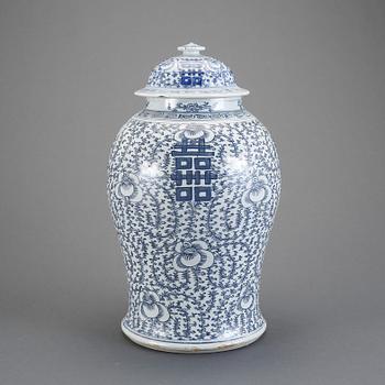 URNA MED LOCK, porslin, Kina, omkring 1900.