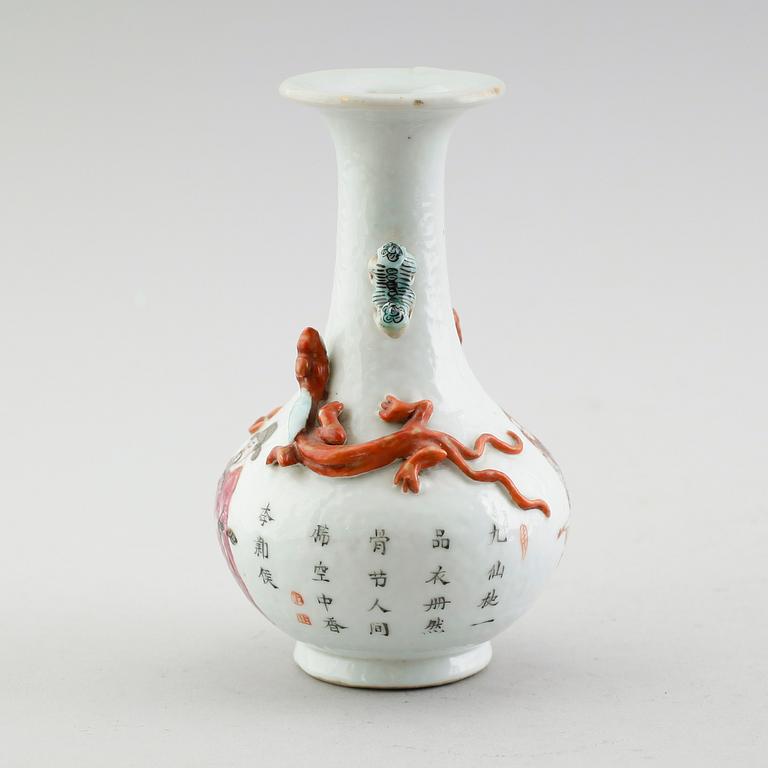 A famille rose dragon vase. Qing dynasty 19th century.