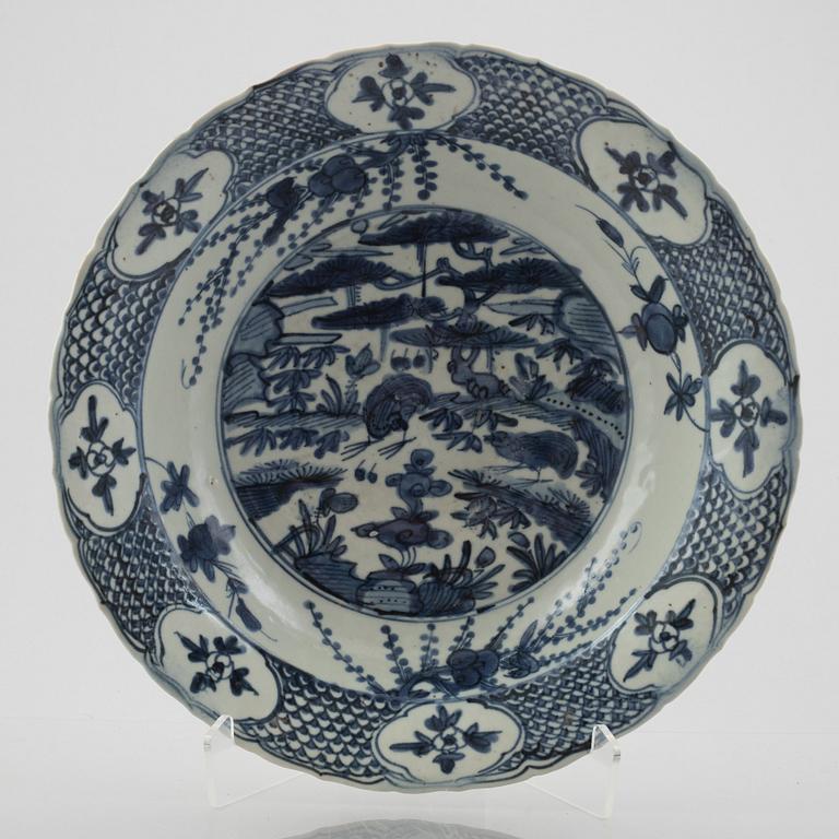 Skålfat, porslin, Swatow, Mingdynastin,  Wanli (1572-1620).