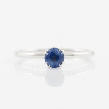 Ring 14K white gold with a sapphire and small brilliant-cut diamonds.