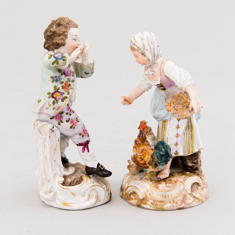 FIGURIINEJA, 2 kpl, posliinia, eri valmistajat, Keskieurooppa, n. 1900.