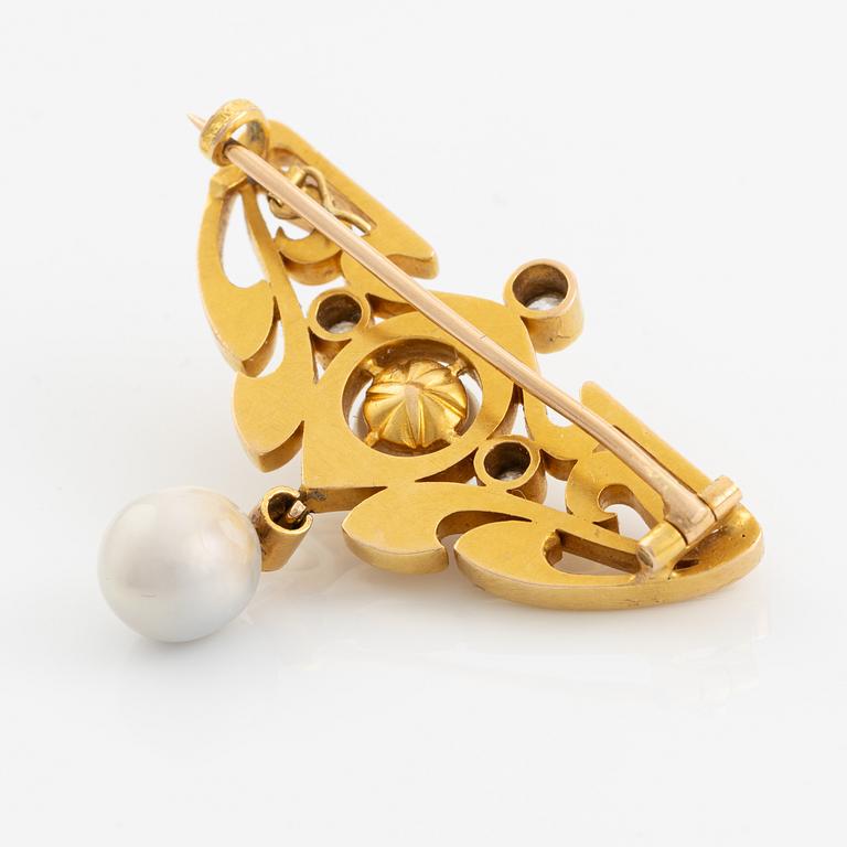 A brooch in 14K gold with pearls and old-cut diamonds.
