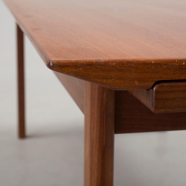 a coffee table veneered with teak designed by Tove & Edvard Kindt-Larsen for Säffle möbelfabrik, 1950s/60s.