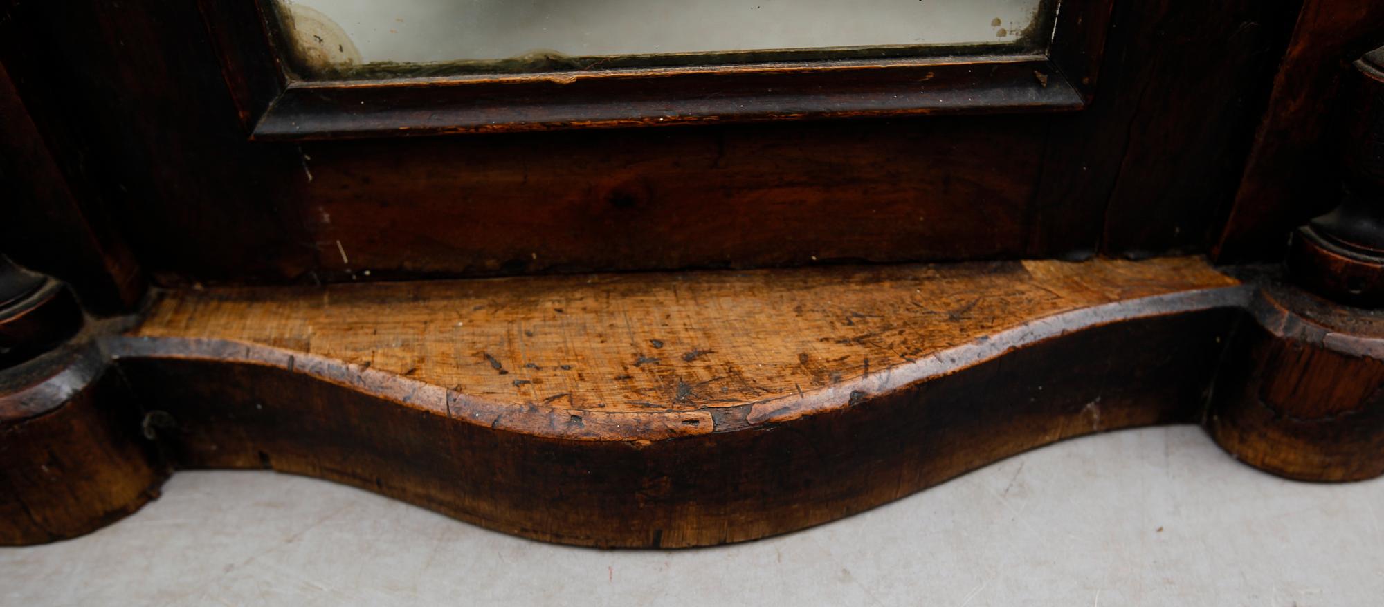 SPEGELSKÄNK, England, 1800-talets andra hälft.