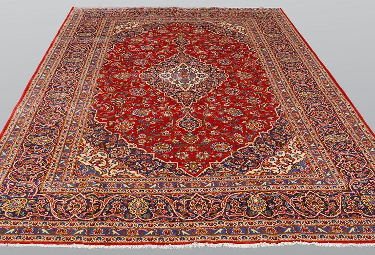 A carpet, Kashan, ca 355 x 248 cm.