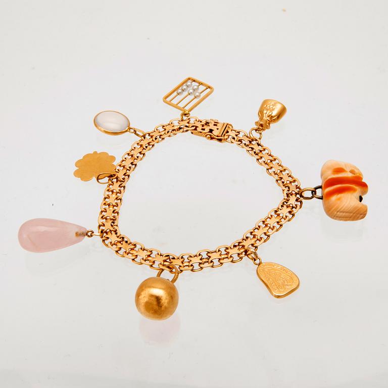 An 18K gold x-link bracelet with pendants.