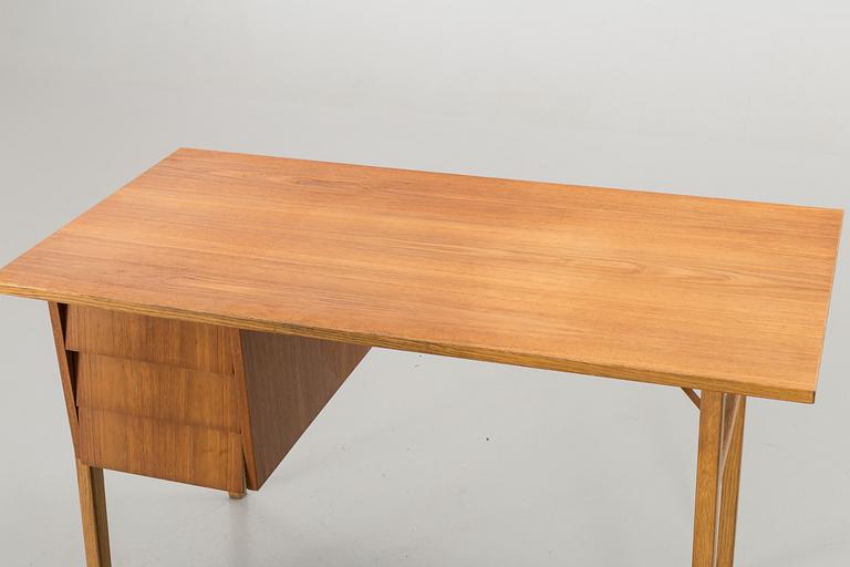 SKRIVBORD MED STOL. 1900-talets mitt.