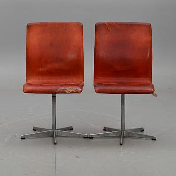 STOLAR, ett par, "Oxford", Arne Jacobsen, Fritz Hansen, Danmark. 1960-talets slut.