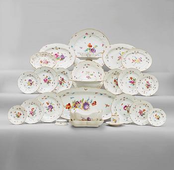 694. SERVIS, 98 delar, porslin. Meissen sekelskifte 1900.