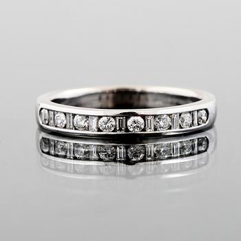 RING, 14K vitguld med 8 briljant och 7 baguettslipade diamanter, ca 0.50 ct. Vikt 4,0 g.