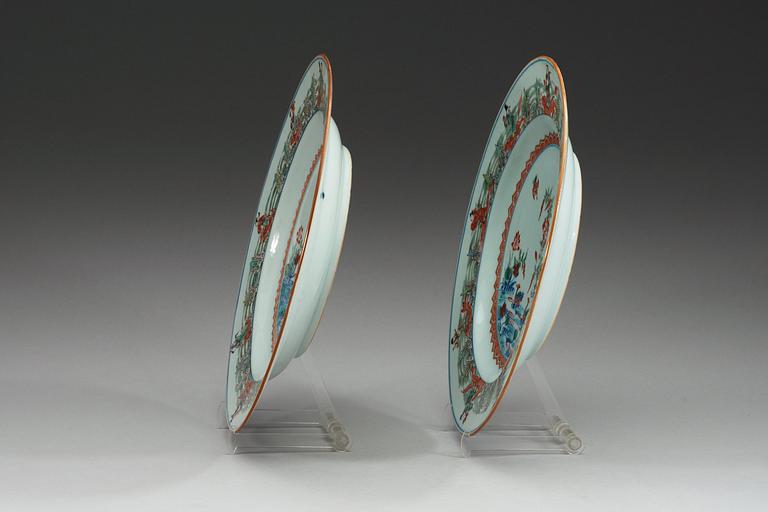 A pair of famille-verte chargers, Qing dynasty, Qianlong (1736-95).