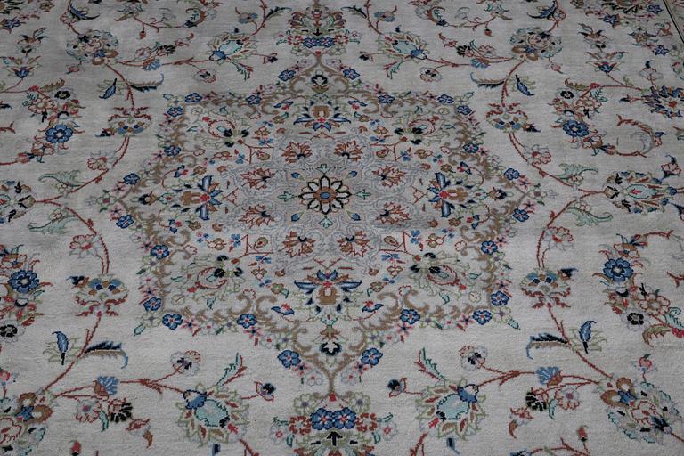 A CARPET, Kashan, signerad Kashan Frothan, ca 390 x 295 cm.