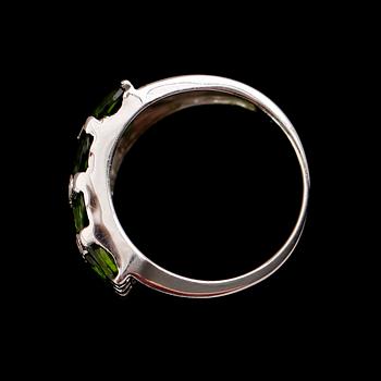RING, sterlingsilver, vita topaser tot ca 0.19 ct, gröna stenar tot ca 3.60 ct.