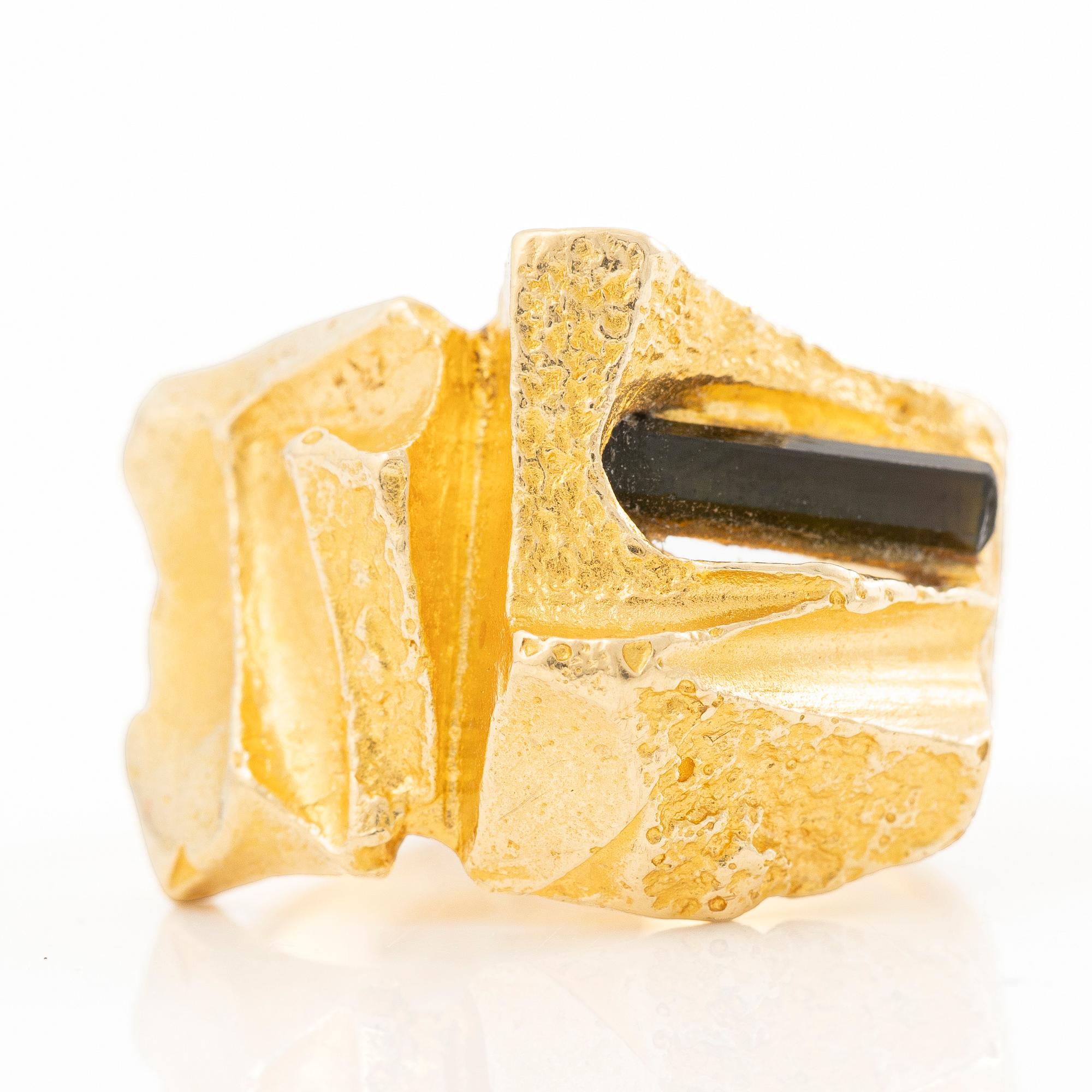 Björn Weckström, Ring, “Turmalinbro”, 18K gold and tourmaline. Lapponia.