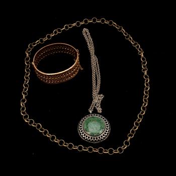 HALSSMYCKEN, 2 st, ARMRING, hopeaa ja pronssia, Kalevala Koru. 1900-talets senare hälft.