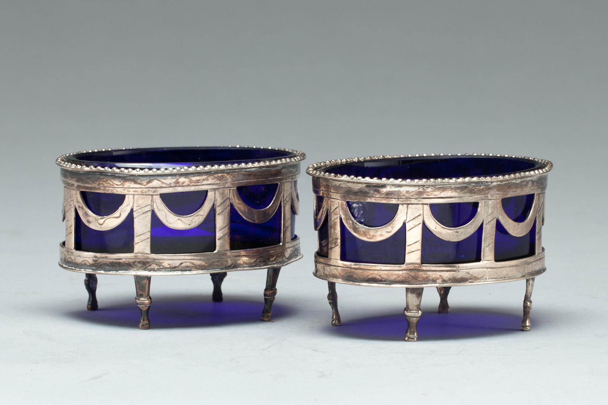 SALTKAR, ett par, nysilver, 1900-tal.