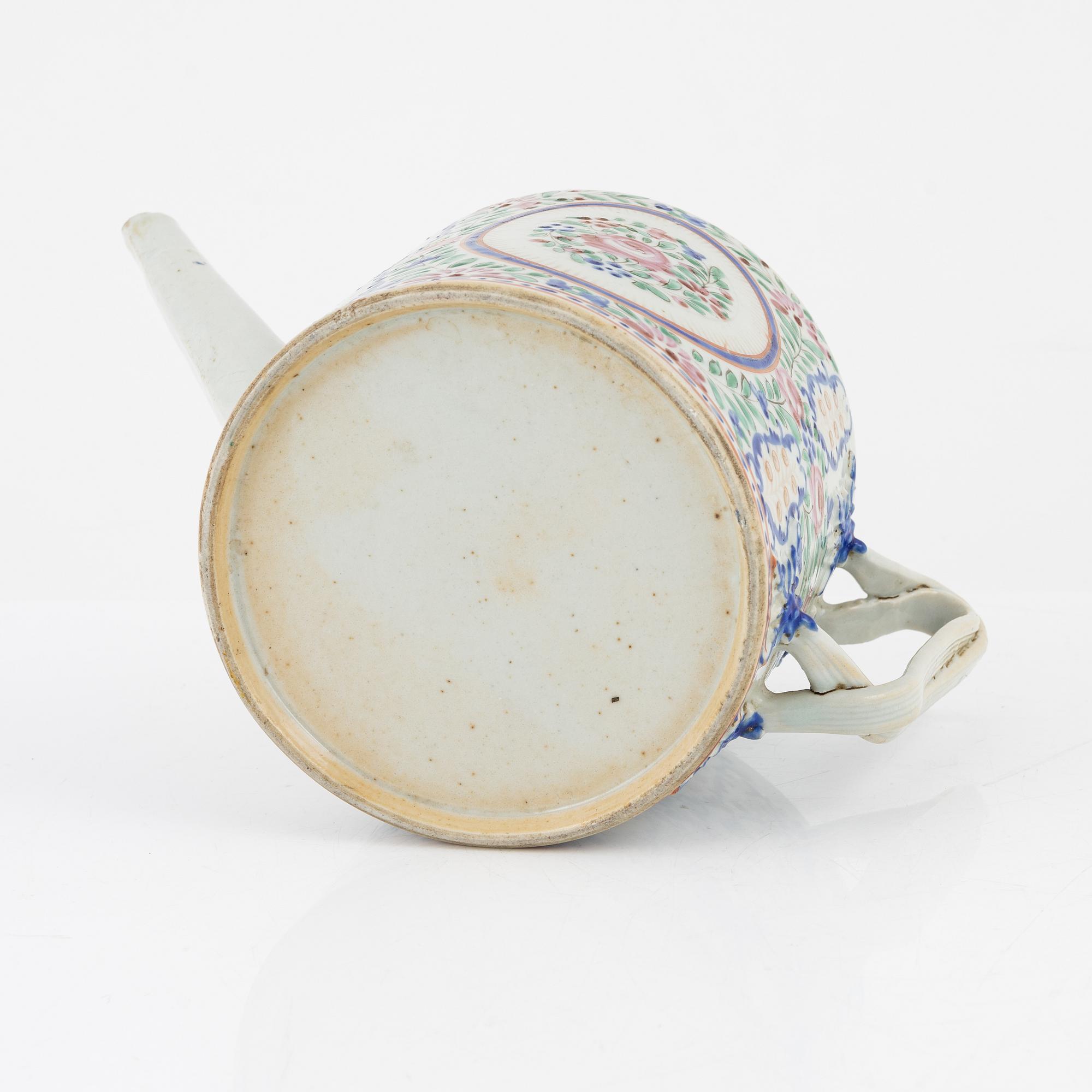 A famille rose tea pot without cover, Qing dynasty, early 19th Century.