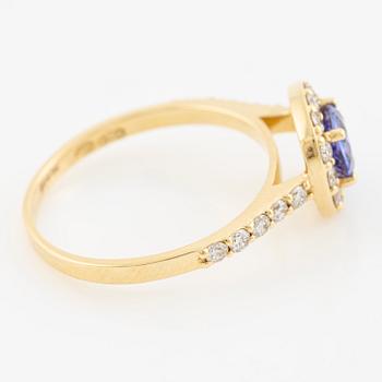 Ring in 18K gold with tanzanite and brilliant-cut diamonds.