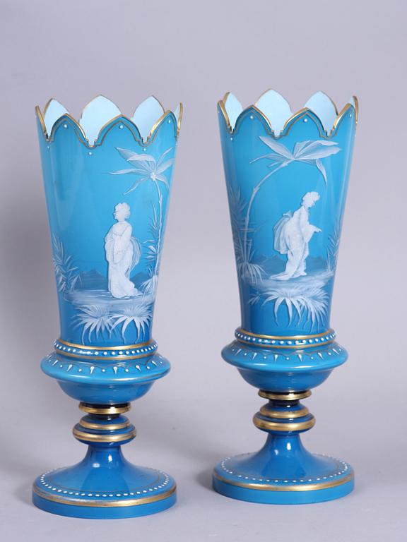 VASER, ett par. Glas, sk Mary Gregoryglas, England.