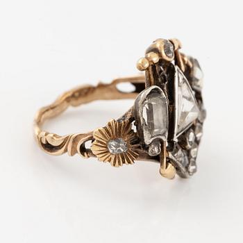 A ring in 14K gold and silver set with old-cut diamonds.